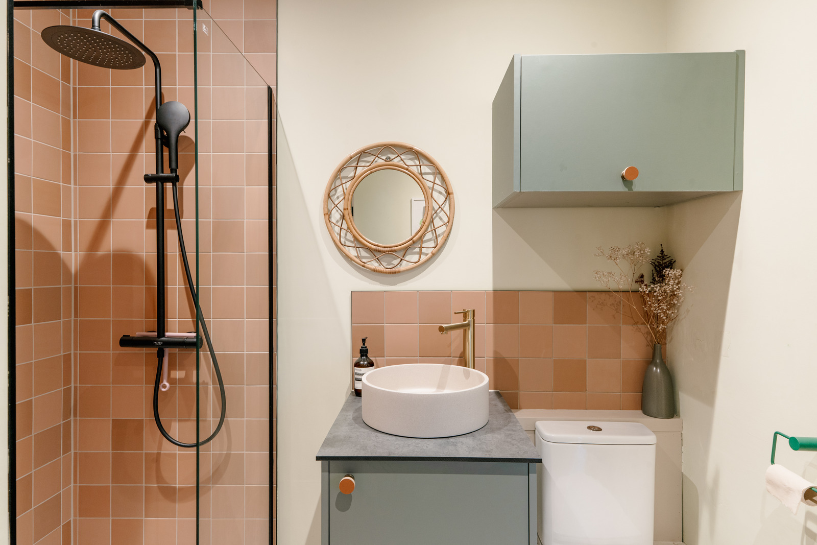salle de bain décoration contemporaine verte et terracotta maison familiale Bath Angleterre