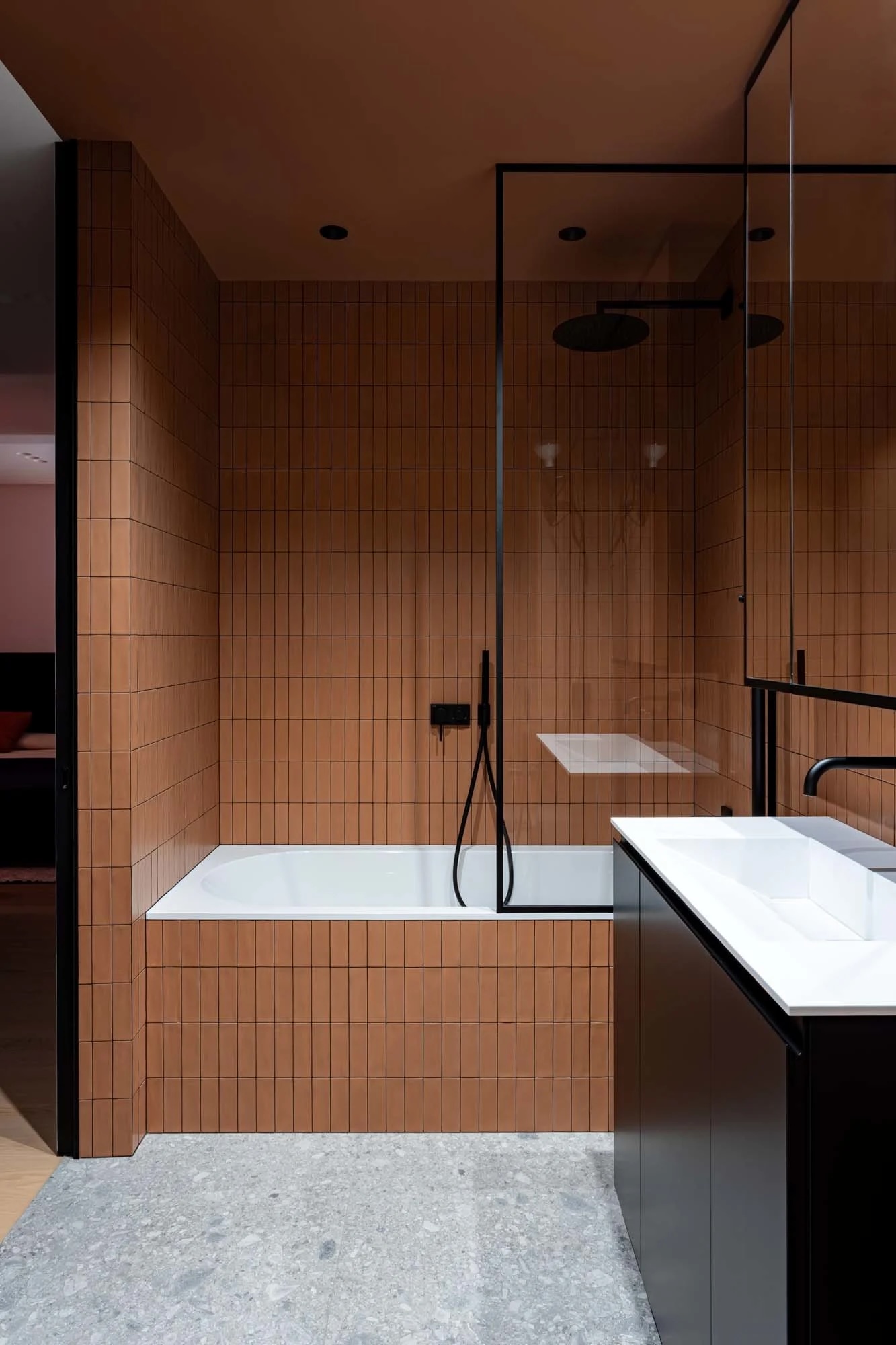 salle de bain terracotta et noire salle de bain terracotta et noire