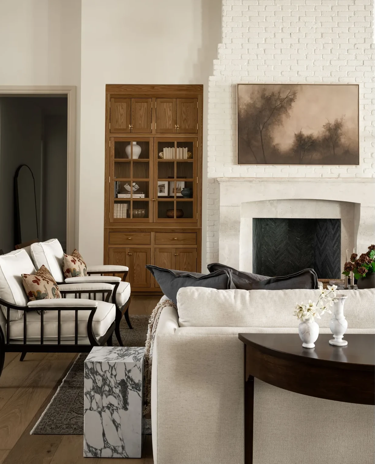 salon avec cheminée maison neuve décoration classique chic par Studio McGee