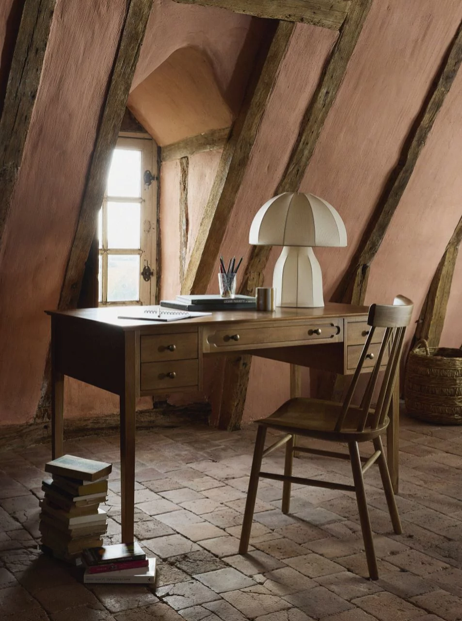 bureau dans les combles avec poutres murs terracotta style campagne chic catalogue Maisons du Monde 2026 automne hiver bureau dans les combles avec poutres murs terracotta style campagne chic catalogue Maisons du Monde 2026 automne hiver