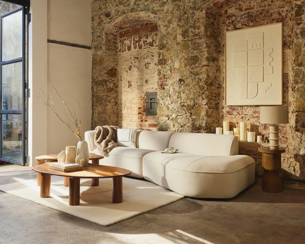 salon contemporain avec vieux mur de briques catalogue Maisons du Monde 2026 automne hiver salon contemporain avec vieux mur de briques catalogue Maisons du Monde 2026 automne hiver