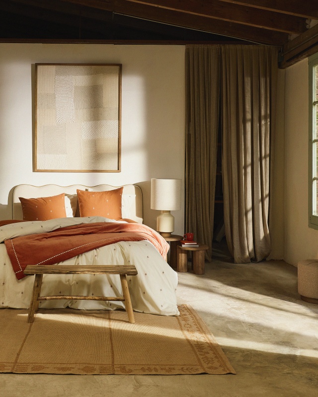 chambre avec tête de lit blanche tissu catalogue Maisons du Monde 2026 automne hiver chambre avec tête de lit blanche tissu catalogue Maisons du Monde 2026 automne hiver