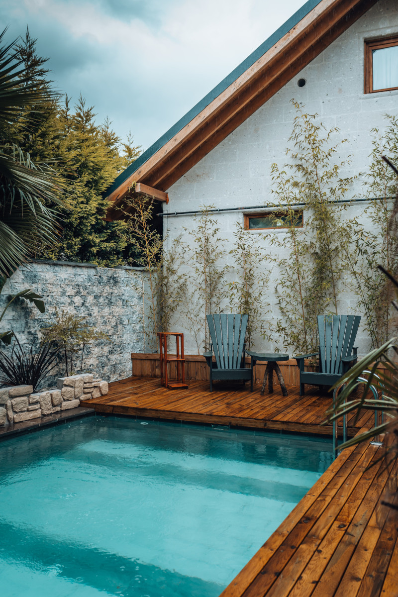 terrasse bois avec petite piscine