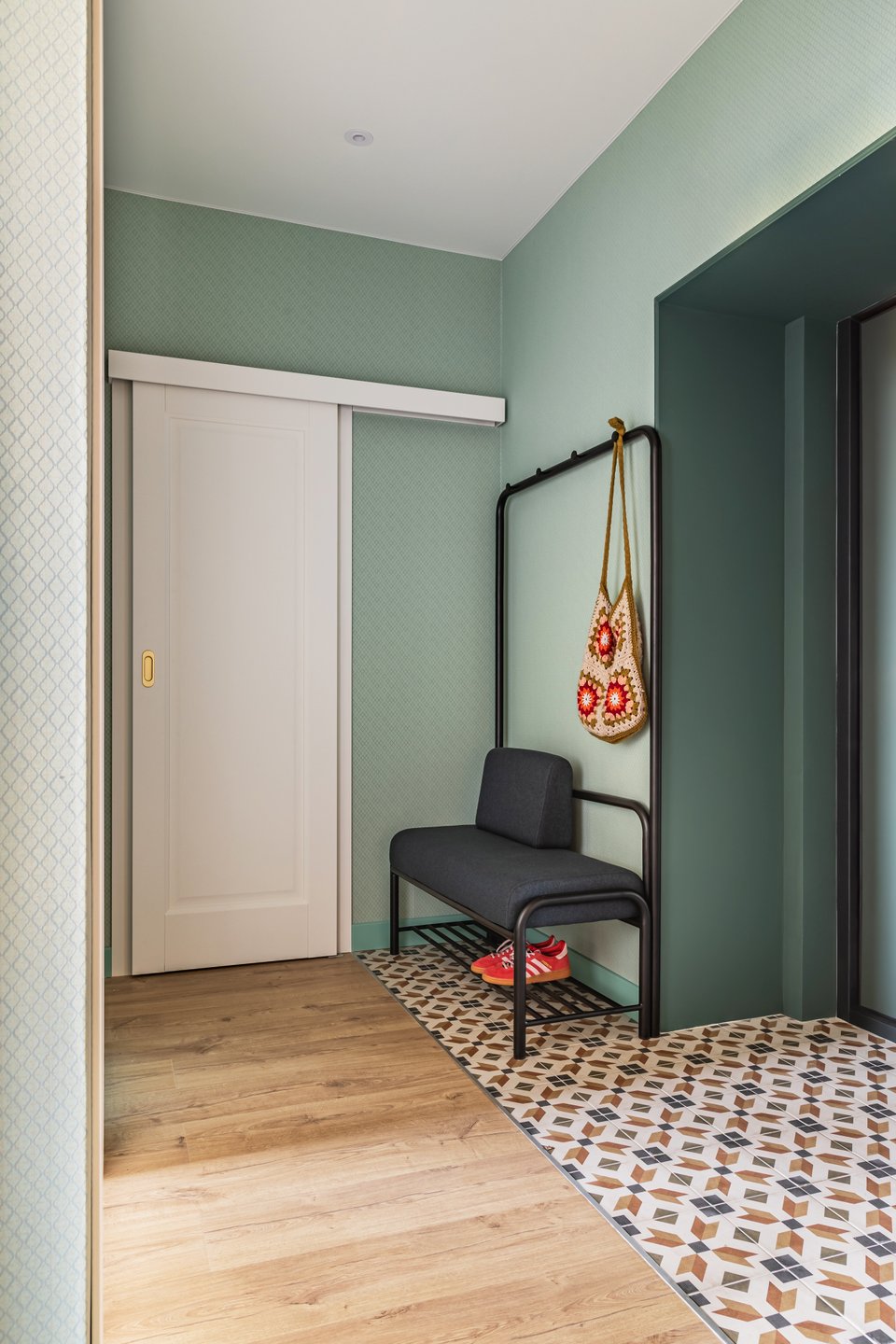 entrée murs verts petit appartement 39m2 décoration campagnarde entrée murs verts petit appartement 39m2 décoration campagnarde