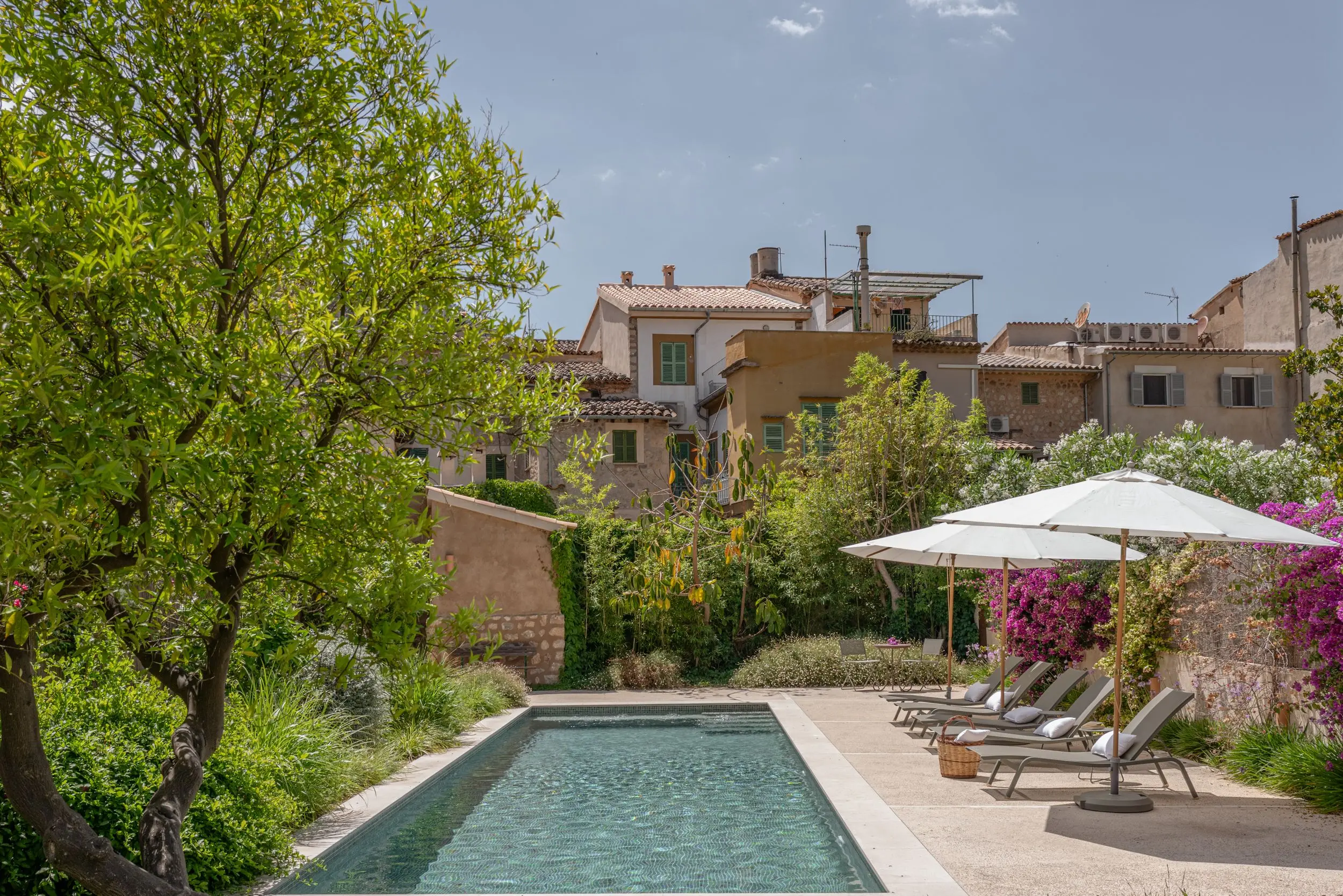 town garden with pool house Sa Casona by Berrow town garden with pool house Sa Casona by Berrow