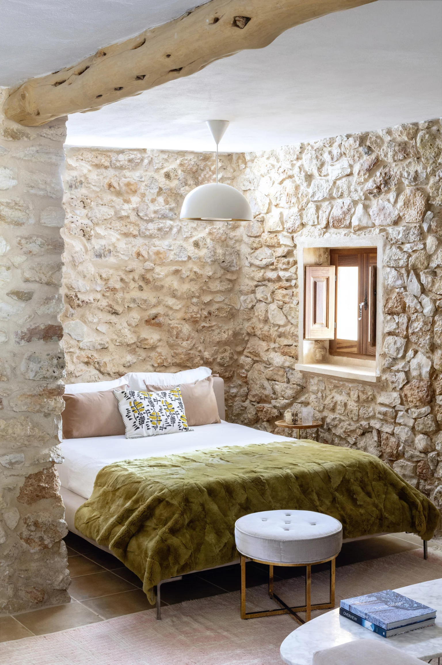 chambre murs pierres et poutres décoration contemporaine