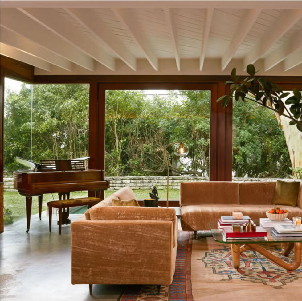 salon décoration contemporaine maison mid-century en vente appartenant à l salon décoration contemporaine maison mid-century en vente appartenant à l'actrice Dakota Johnson à Los Angeles