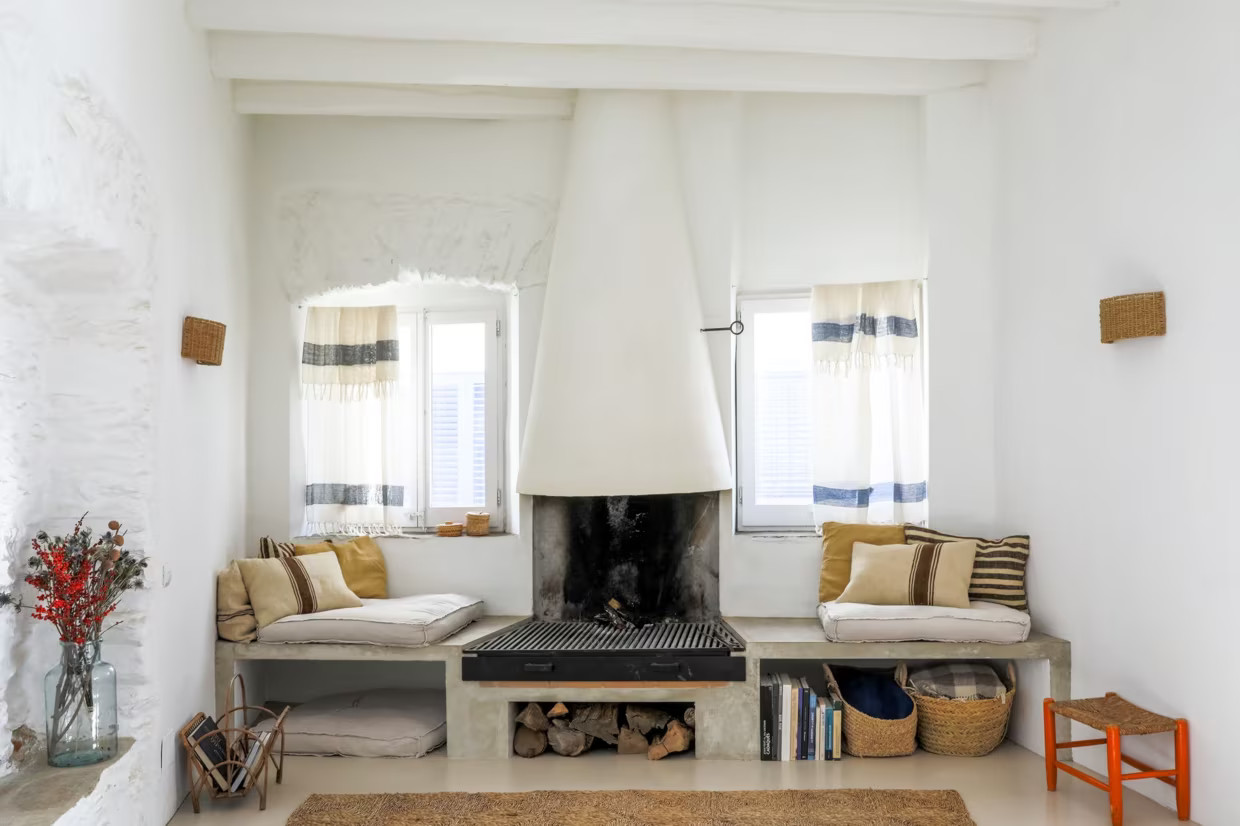 maison rénovée en Espagne salon avec cheminée décoration rustique chic