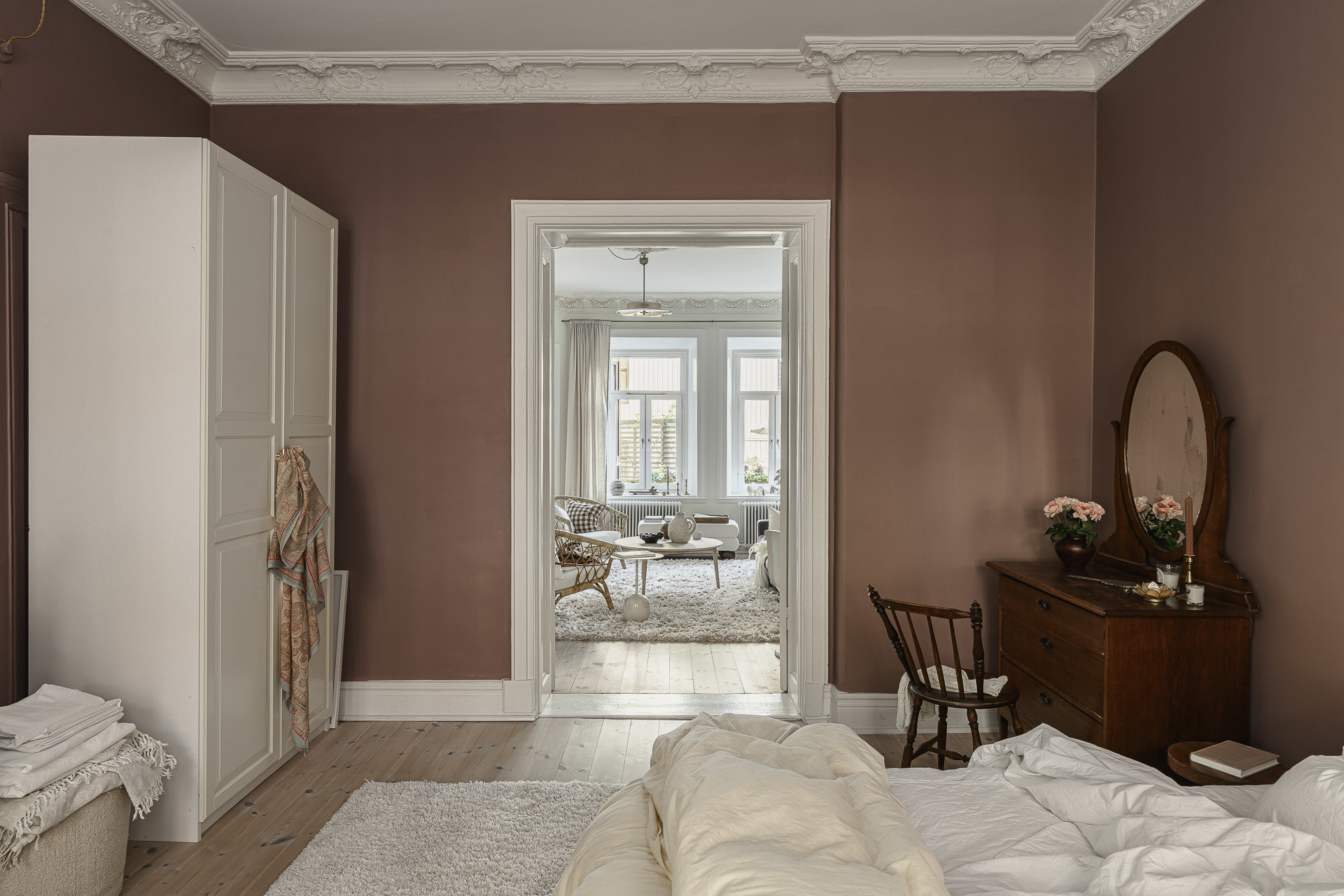 chambre avec moulures murs terracotta appartement 1900 décoration scandinave chambre avec moulures murs terracotta appartement 1900 décoration scandinave