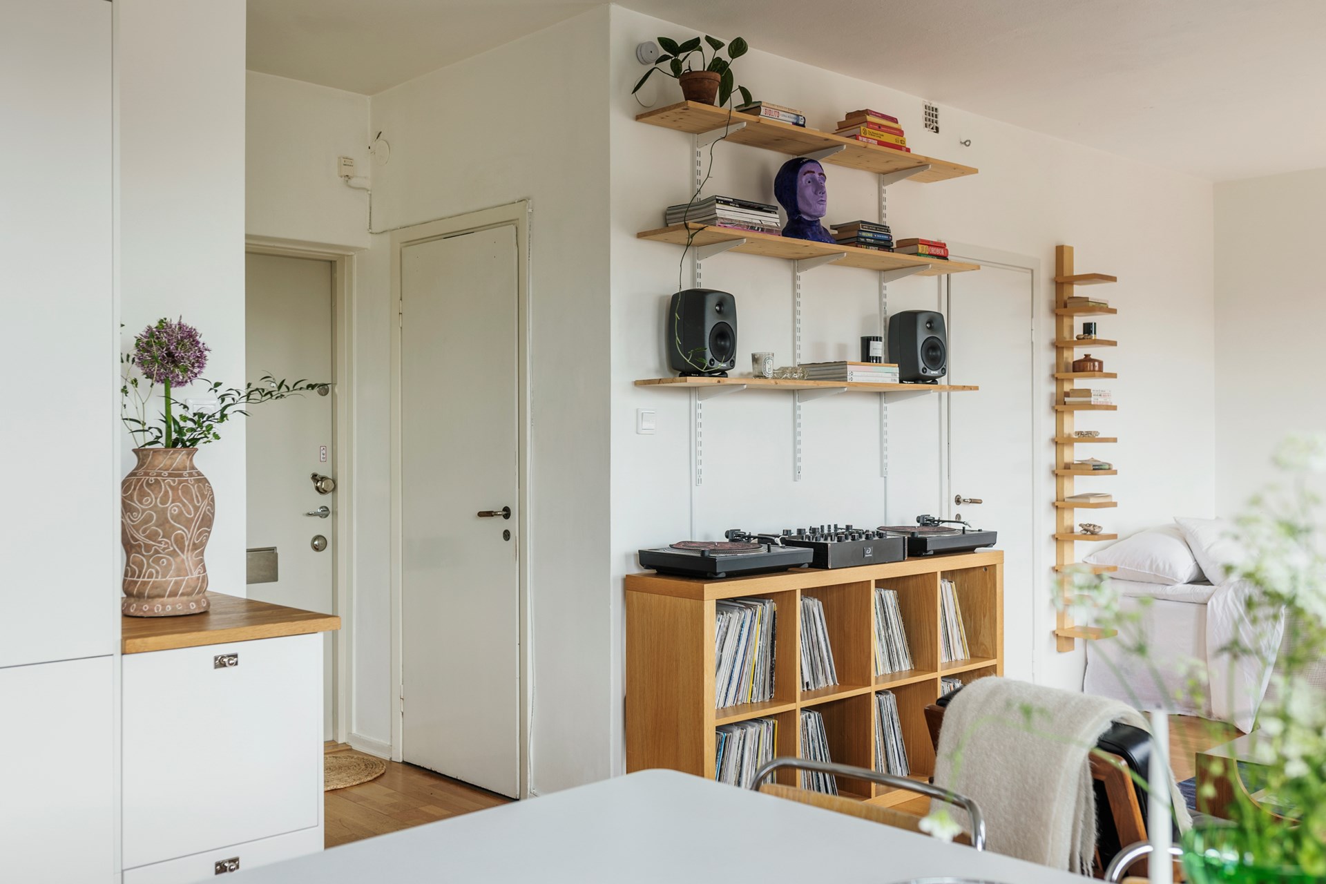 living room and dining room 35sqm studio Scandinavian vintage decor