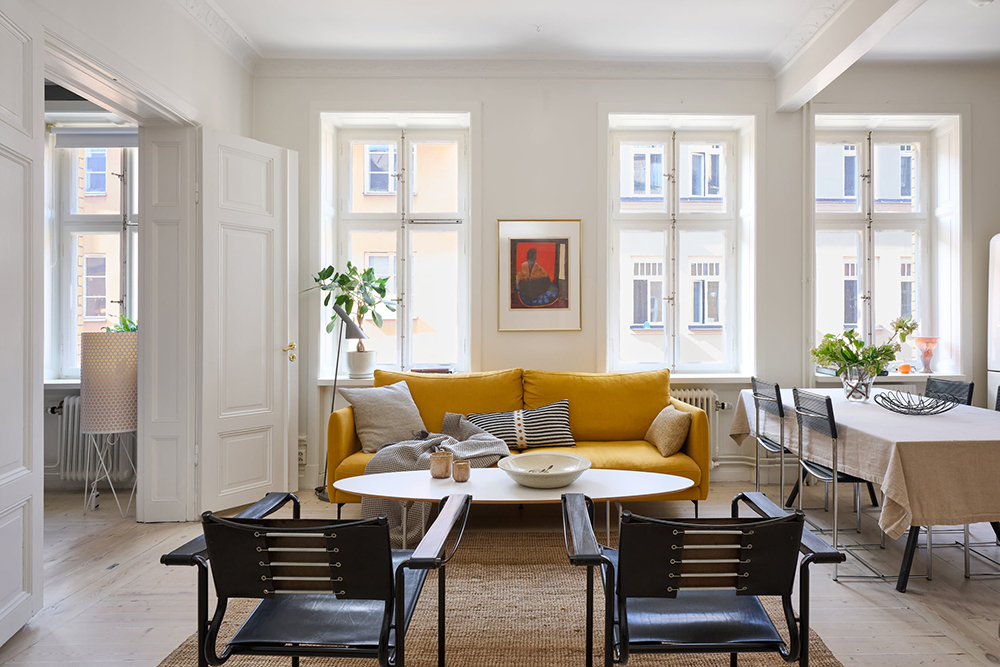 salon avec canapé jaune et salle à manger décoration vintage et scandinave deux-pièces 57m2 salon avec canapé jaune et salle à manger décoration vintage et scandinave deux-pièces 57m2