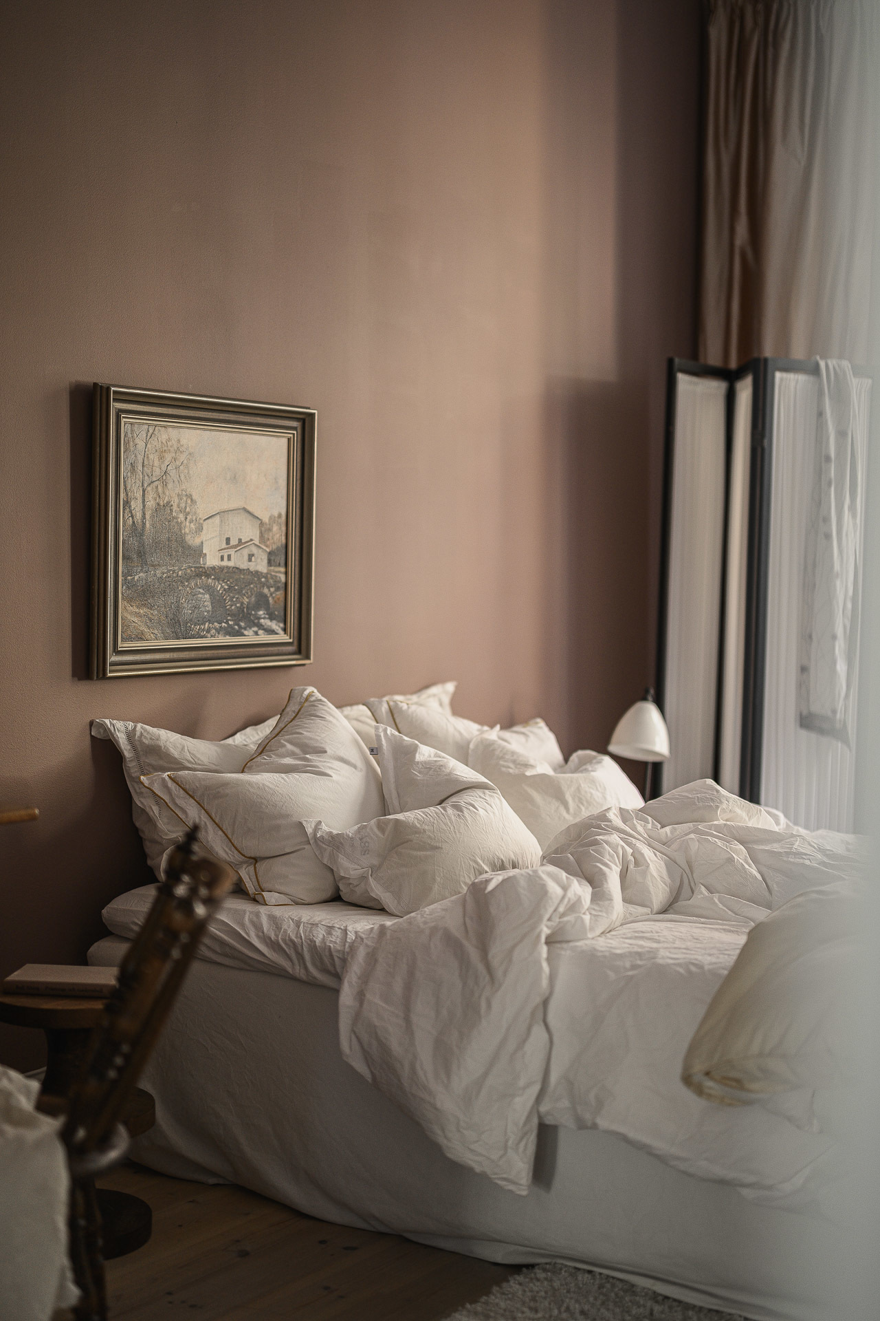chambre avec moulures murs terracotta appartement 1900 décoration scandinave chambre avec moulures murs terracotta appartement 1900 décoration scandinave