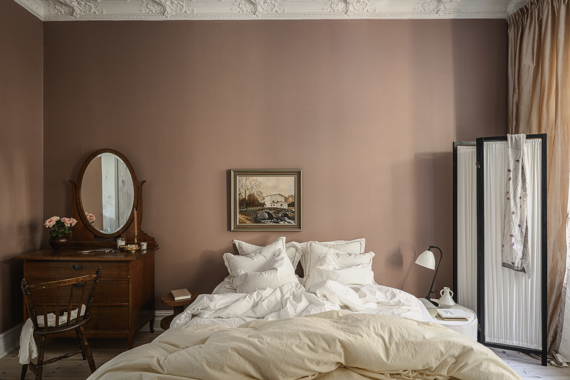 chambre avec moulures murs terracotta appartement 1900 décoration scandinave chambre avec moulures murs terracotta appartement 1900 décoration scandinave