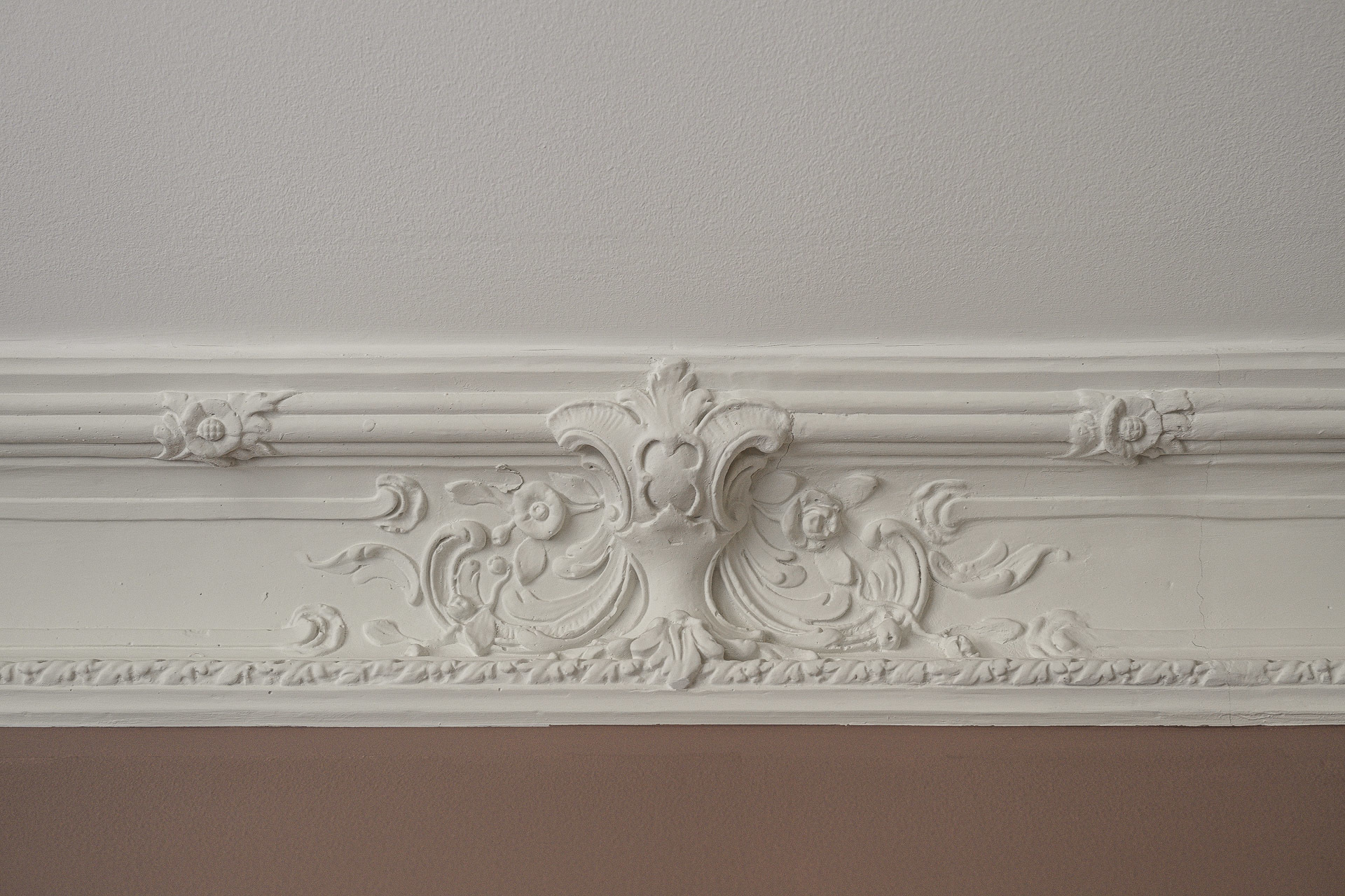 murs terracotta avec moulures blanches appartement 1900 décoration scandinave murs terracotta avec moulures blanches appartement 1900 décoration scandinave