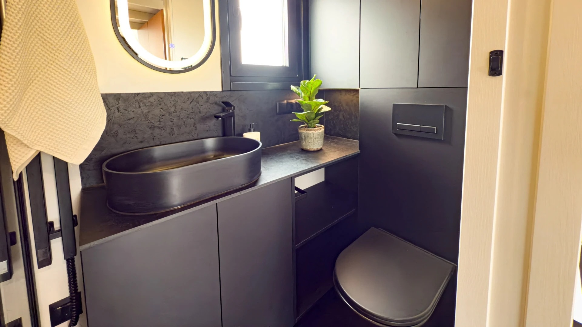 salle de bain tiny house européenne de 16m2 Sunrise Prestige par Mobi House salle de bain tiny house européenne de 16m2 Sunrise Prestige par Mobi House