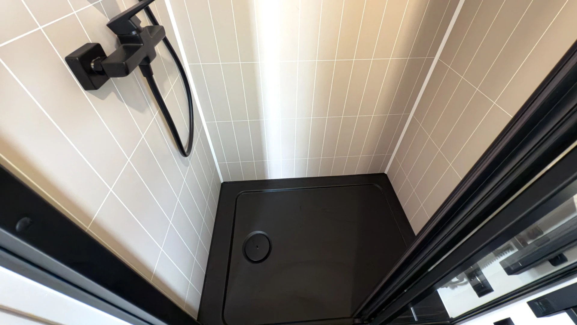 douche tiny house européenne de 16m2 Sunrise Prestige par Mobi House douche tiny house européenne de 16m2 Sunrise Prestige par Mobi House