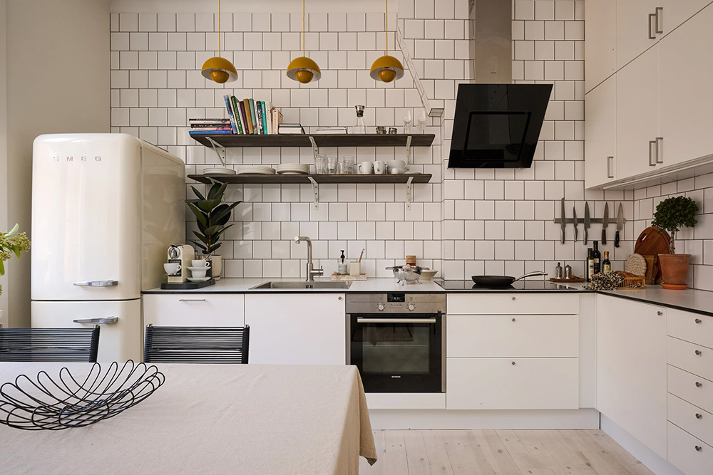 cuisine ouverte décoration vintage et scandinave deux-pièces 57m2 frigo SMEG blanc beige et suspensions Flowerpot jaune Panton cuisine ouverte décoration vintage et scandinave deux-pièces 57m2 frigo SMEG blanc beige et suspensions Flowerpot jaune Panton