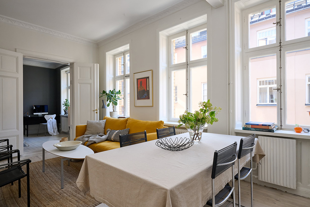 salon avec canapé jaune et salle à manger décoration vintage et scandinave deux-pièces 57m2 salon avec canapé jaune et salle à manger décoration vintage et scandinave deux-pièces 57m2