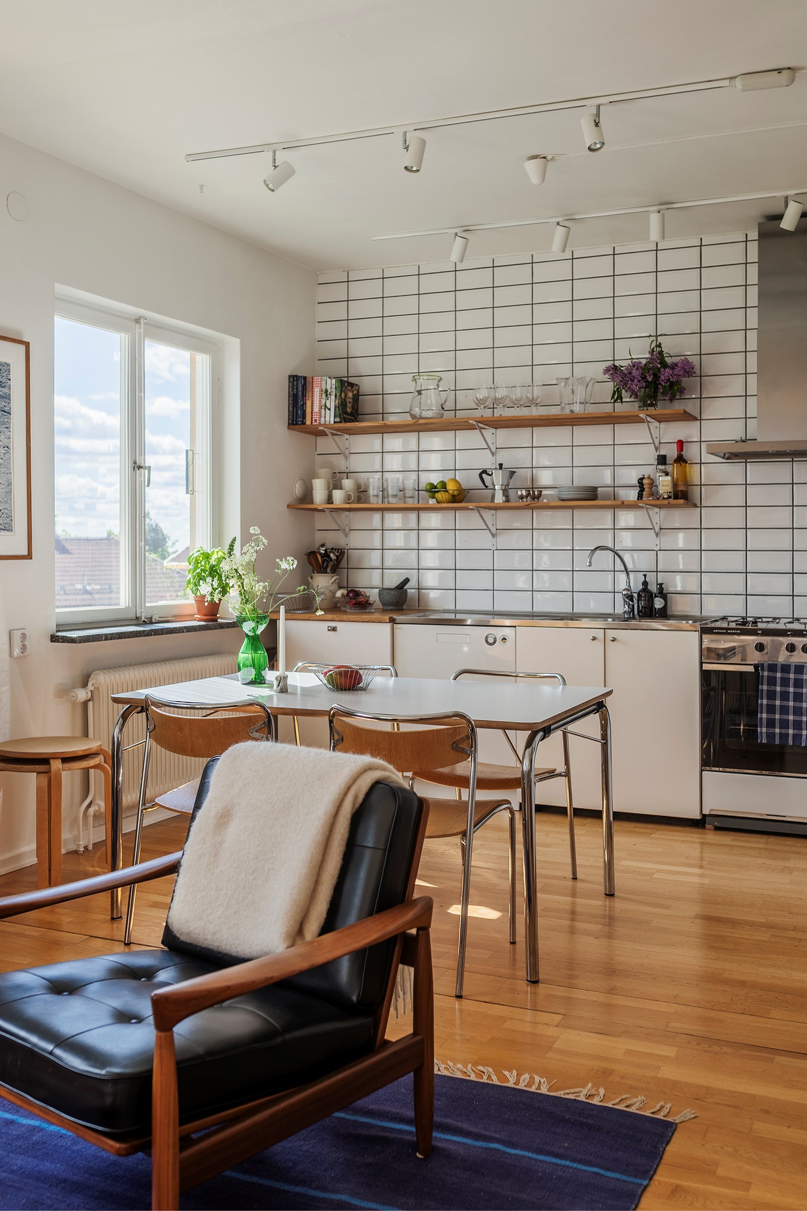 open kitchen living room and dining room 35sqm studio Scandinavian vintage decor