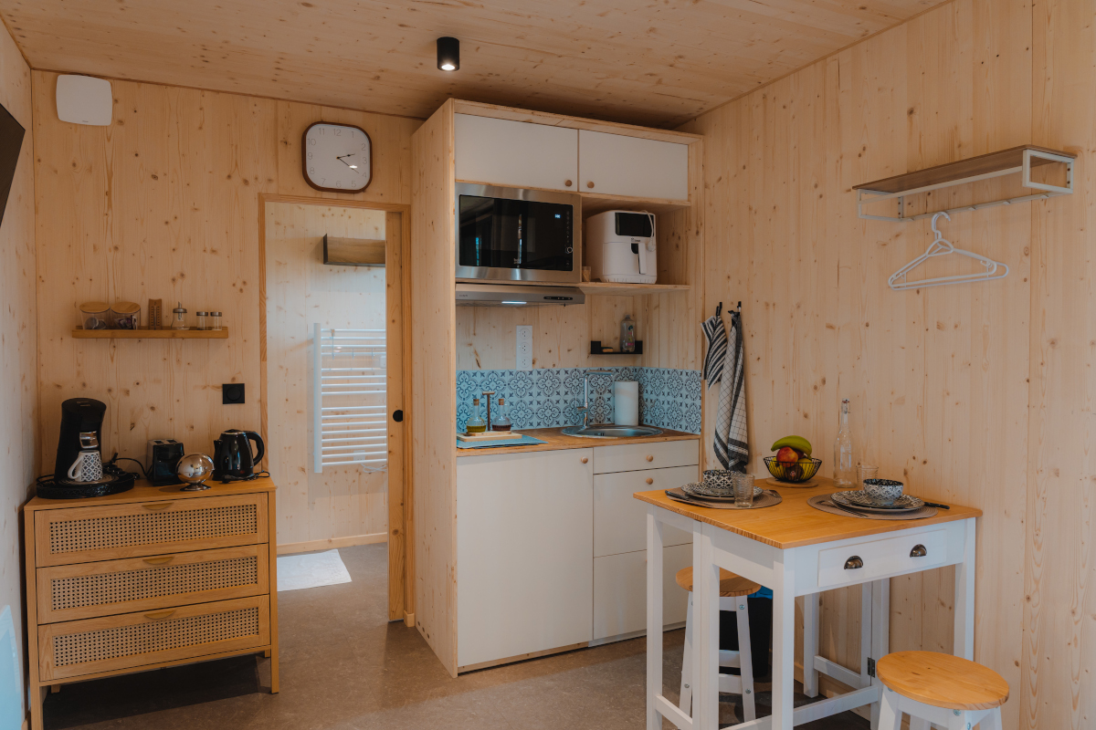 cuisine ouverte studio de jardin en bois de 60m2 Trebeurden par Greenkub cuisine ouverte studio de jardin en bois de 60m2 Trebeurden par Greenkub