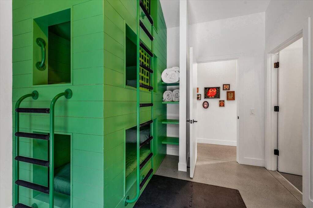chambre enfant avec lit superposé pour 3 sur mesure décoration contemporaine et vintage maison d'architecte avec piscine Lac Michigan