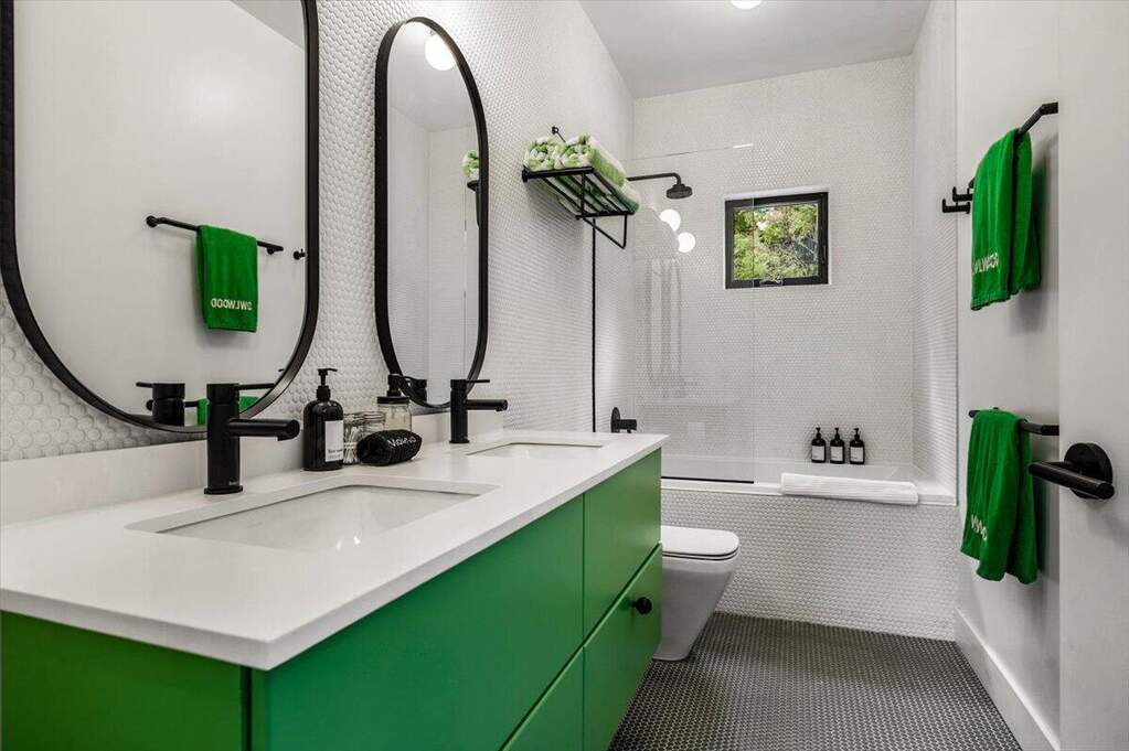 salle de bain blanche et verte décoration contemporaine et vintage maison d'architecte avec piscine Lac Michigan