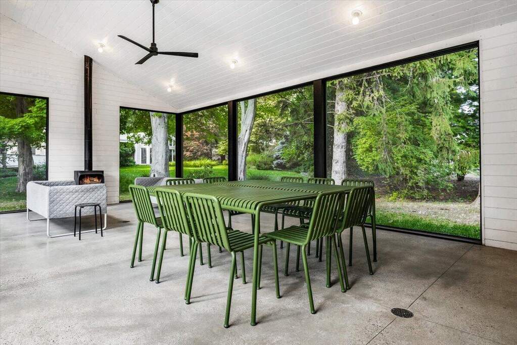 salon avec poêle et salle à manger avec baies vitrées décoration contemporaine et vintage maison d'architecte avec piscine Lac Michigan