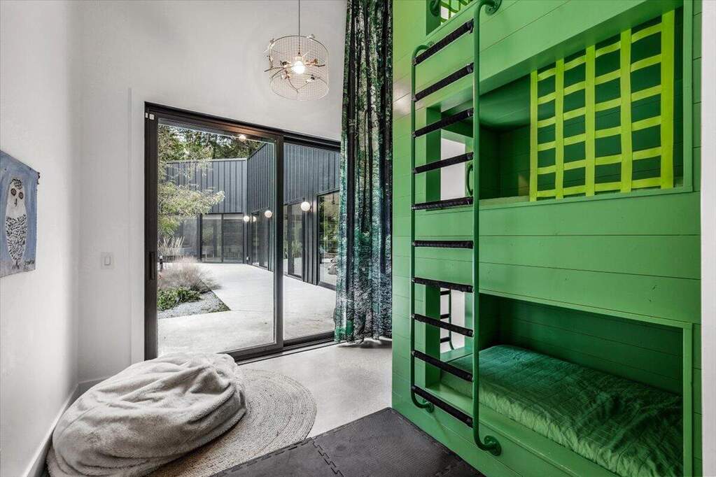 chambre enfant avec lit superposé pour 3 sur mesure décoration contemporaine et vintage maison d'architecte avec piscine Lac Michigan