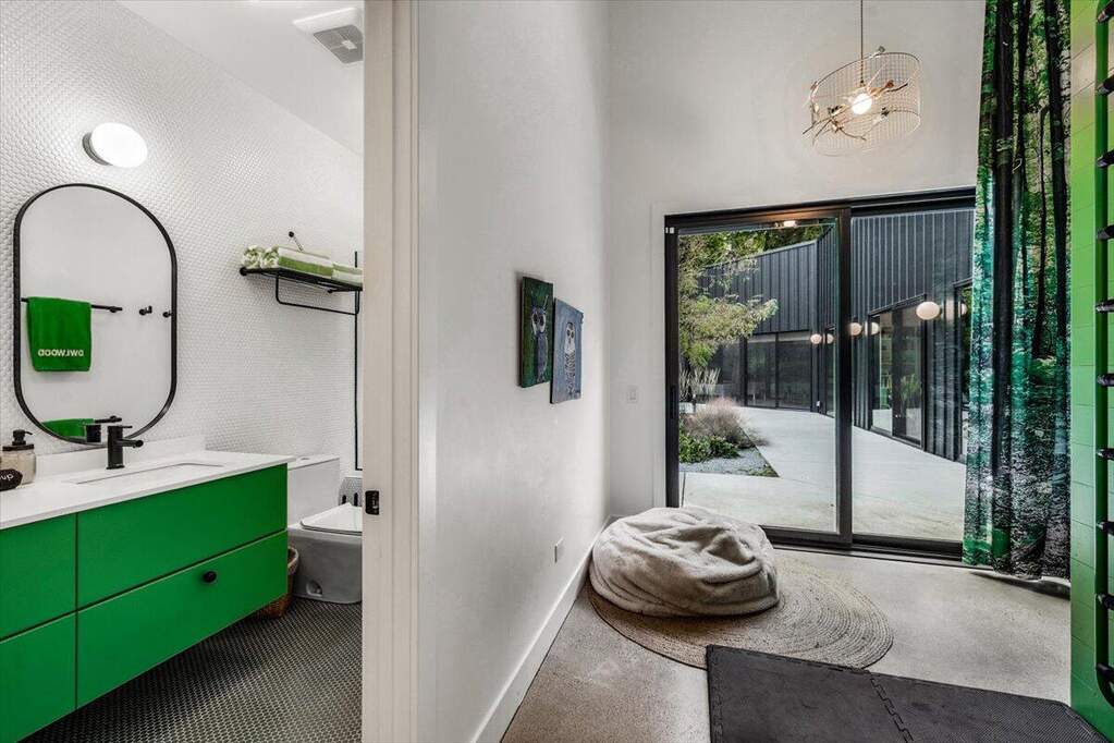 salle de bain et chambre enfant avec lit superposé pour 3 sur mesure décoration contemporaine et vintage maison d'architecte avec piscine Lac Michigan
