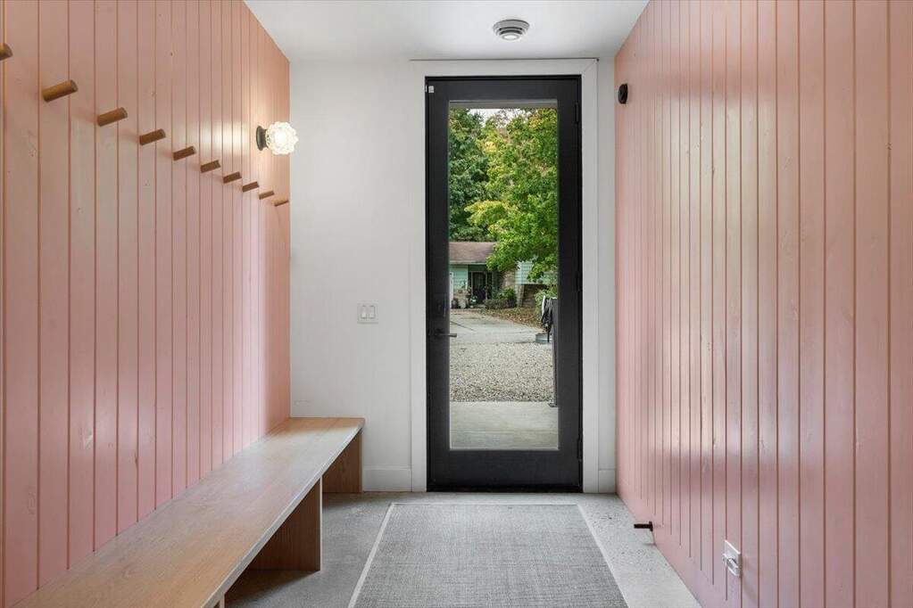 entrée murs lambris roses maison d'architecte avec piscine Lac Michigan
