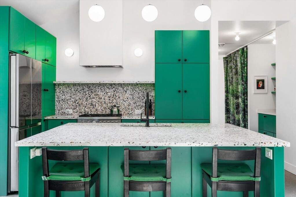 cuisine ouverte verte et terrazzo gris décoration contemporaine et vintage maison d'architecte avec piscine Lac Michigan