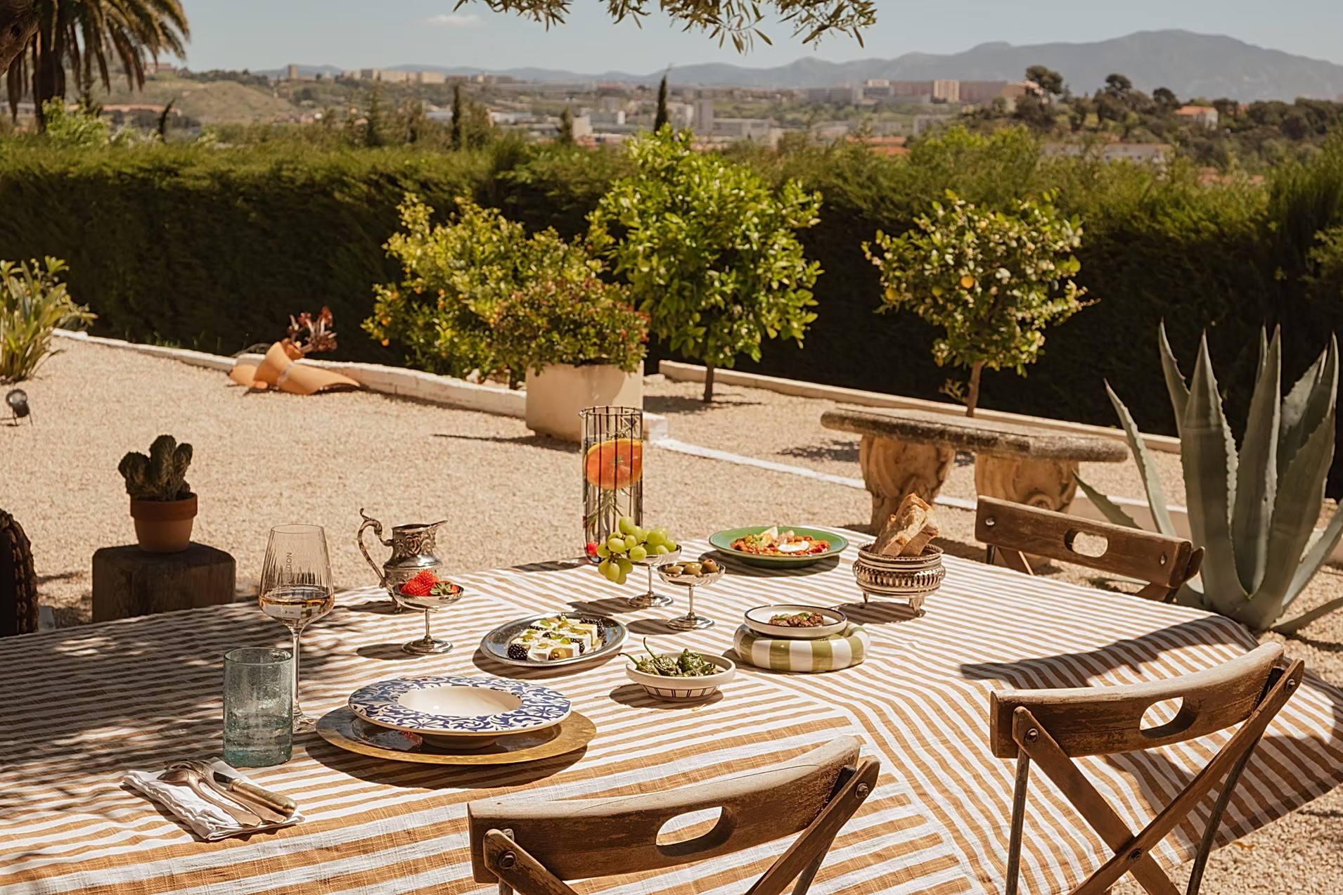 garden Casa Youm Marseille with pool and sea view