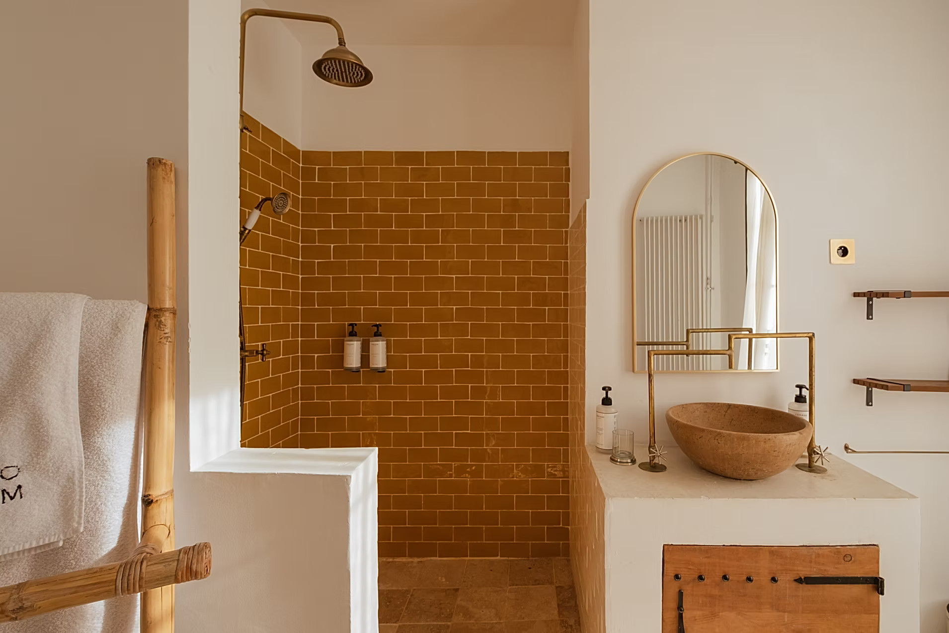 bathroom with yellow mustard tiles Casa Youm Marseille with pool and sea view