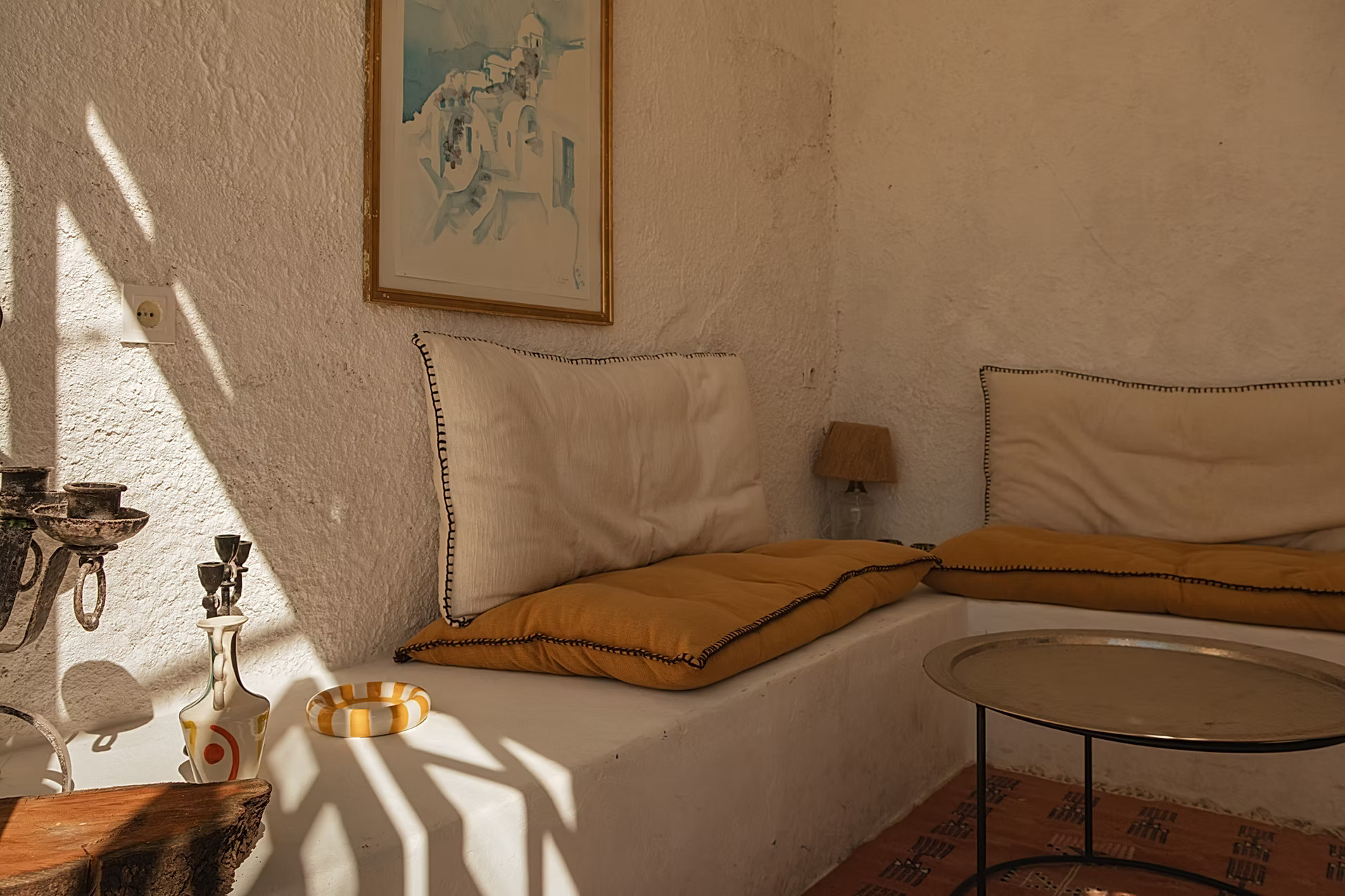 living room Provençal country house Casa Youm Marseille with pool and sea view
