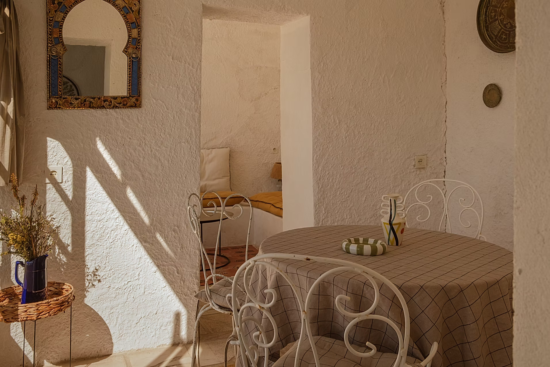 dining room Provençal country house Casa Youm Marseille with pool and sea view