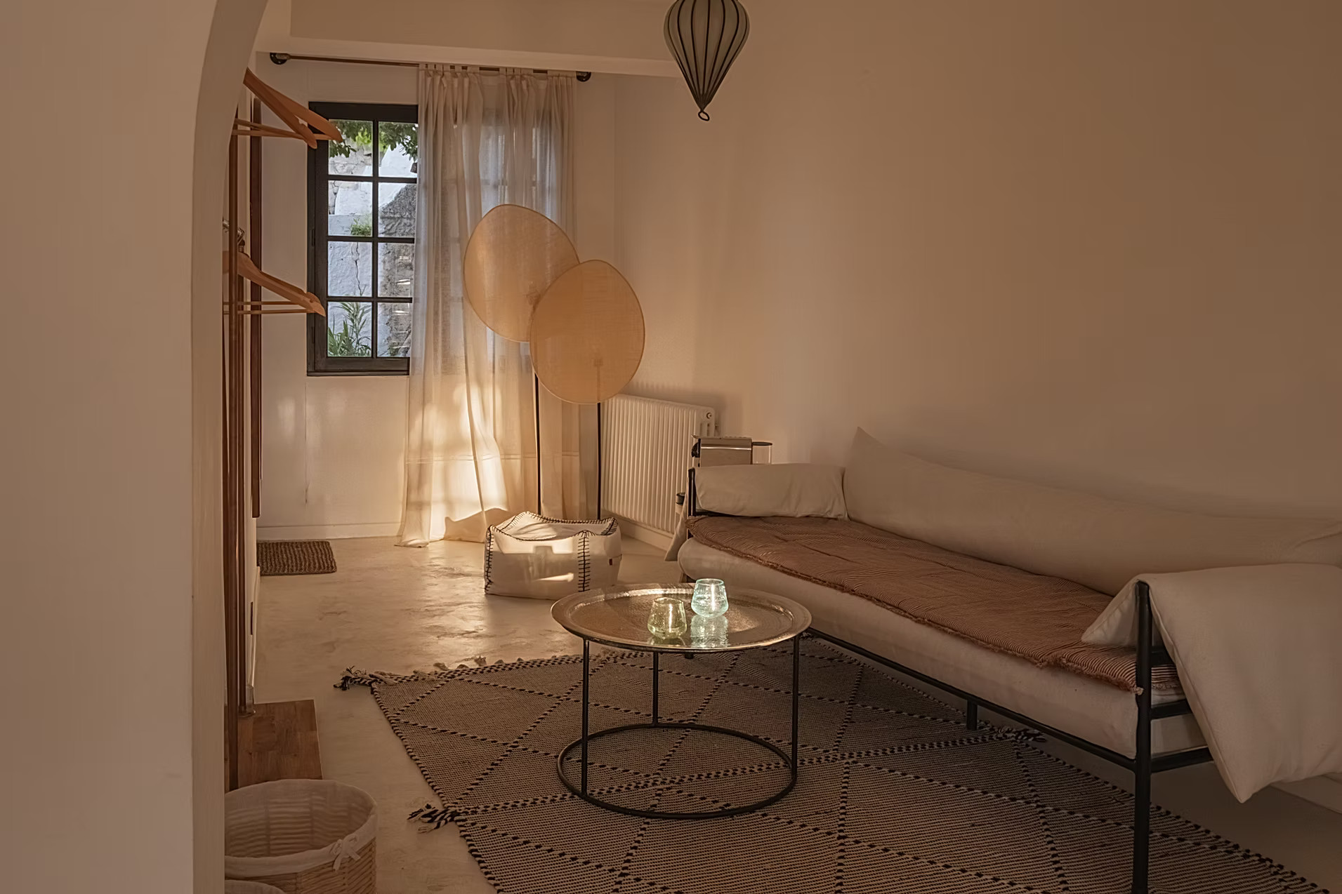 living room Provençal country house Casa Youm Marseille with pool and sea view