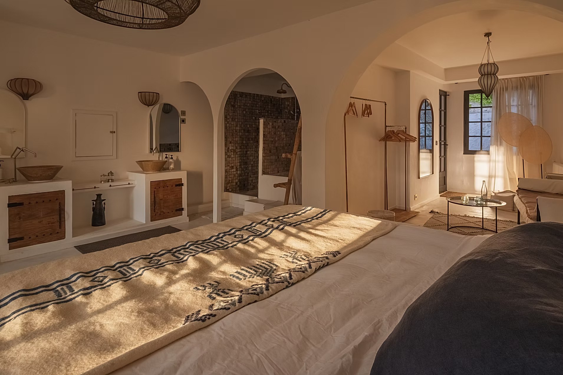 bedroom with open bathroom Provençal country house Casa Youm Marseille with pool and sea view
