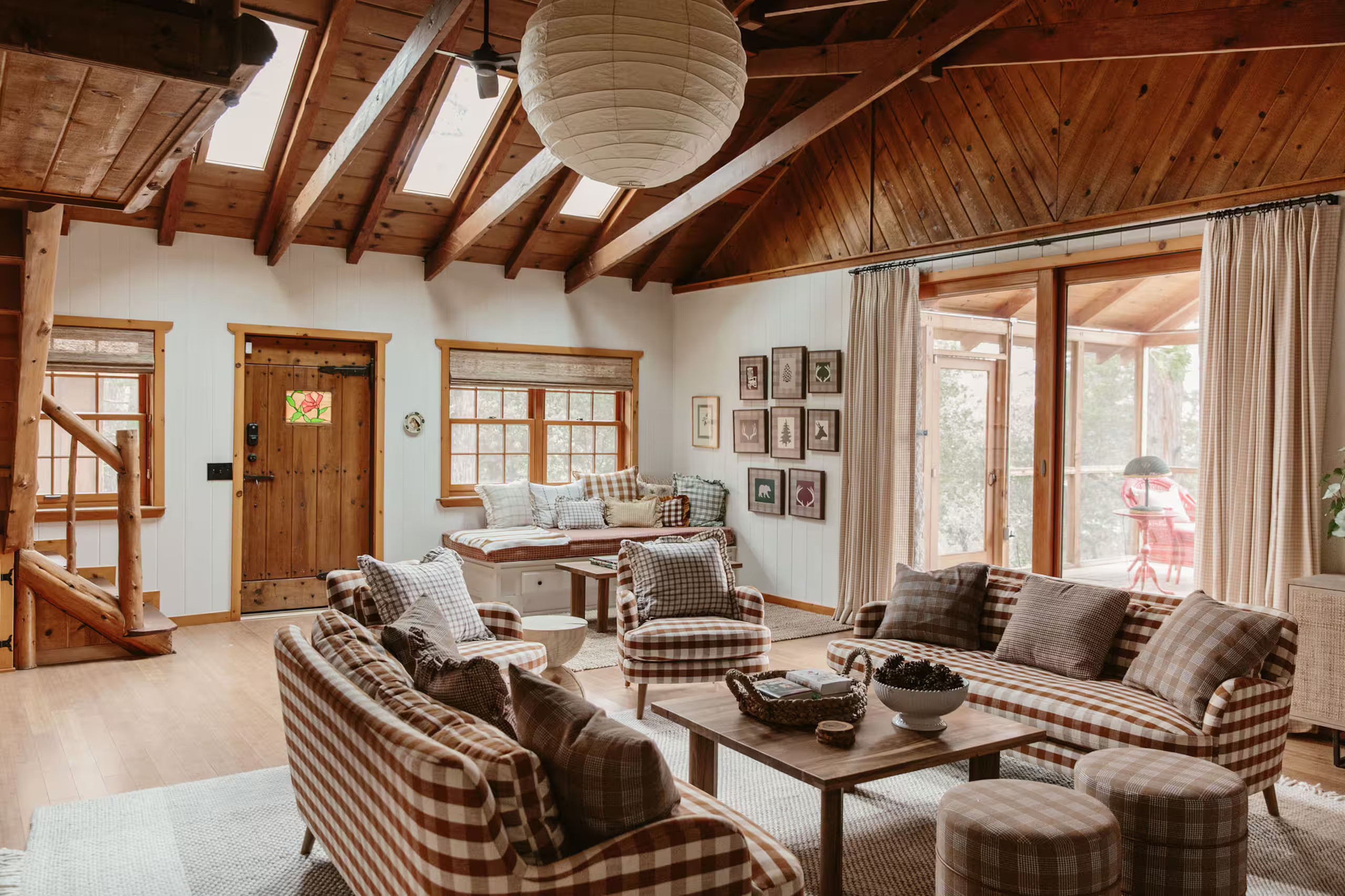 salon maison en bois décoration rustique chic style cottagecore avec tissy Vichy