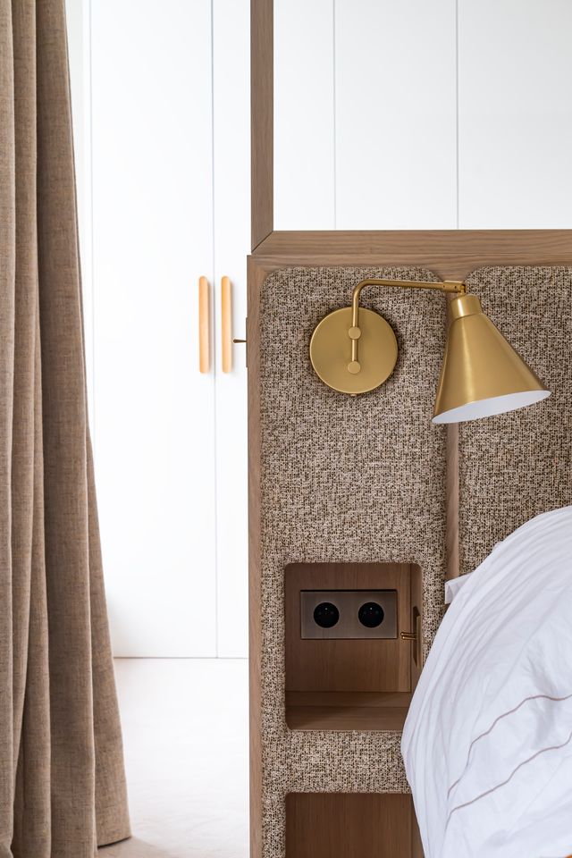 détail tête de lit chambre parentale avec verrière bois et dressing décoration contemporaine appartement Paris Photo : ©Julien Pépy