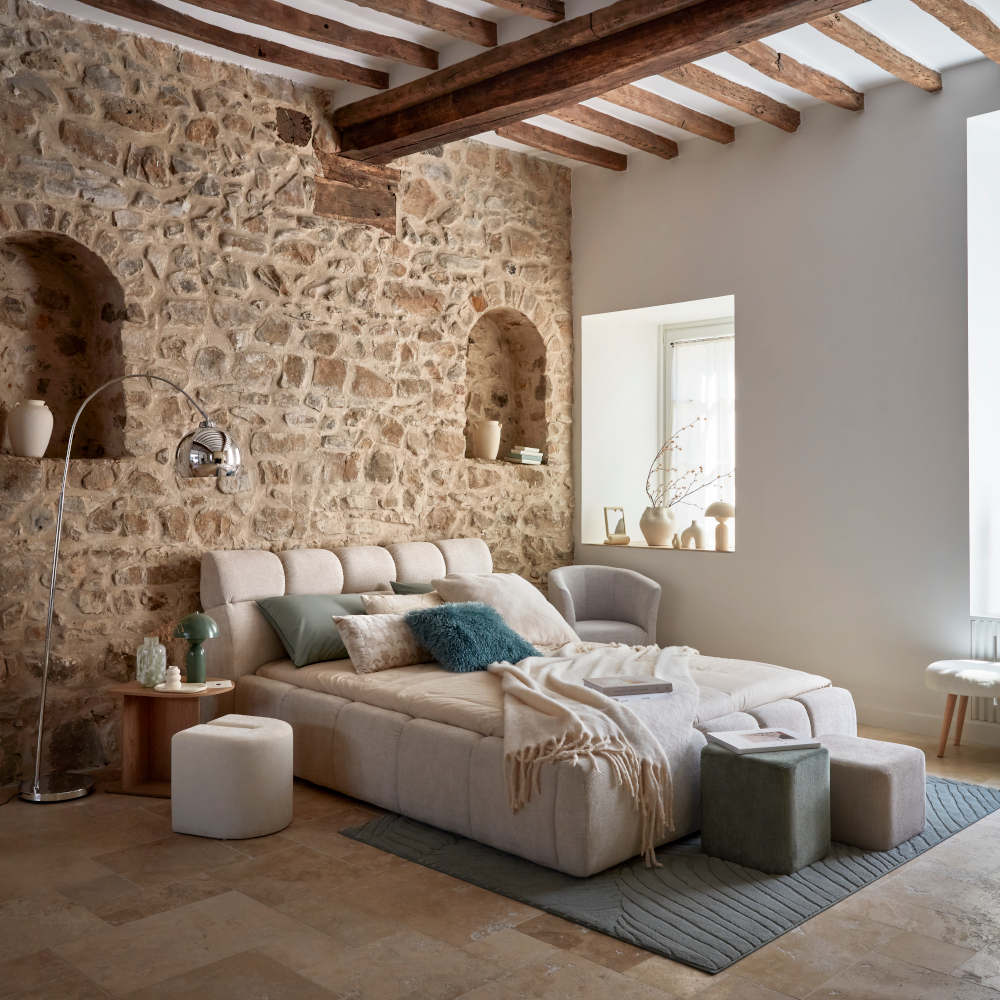chambre mur de pierres et poutres nouvelle collection But automne hiver 2026 chambre mur de pierres et poutres nouvelle collection But automne hiver 2026