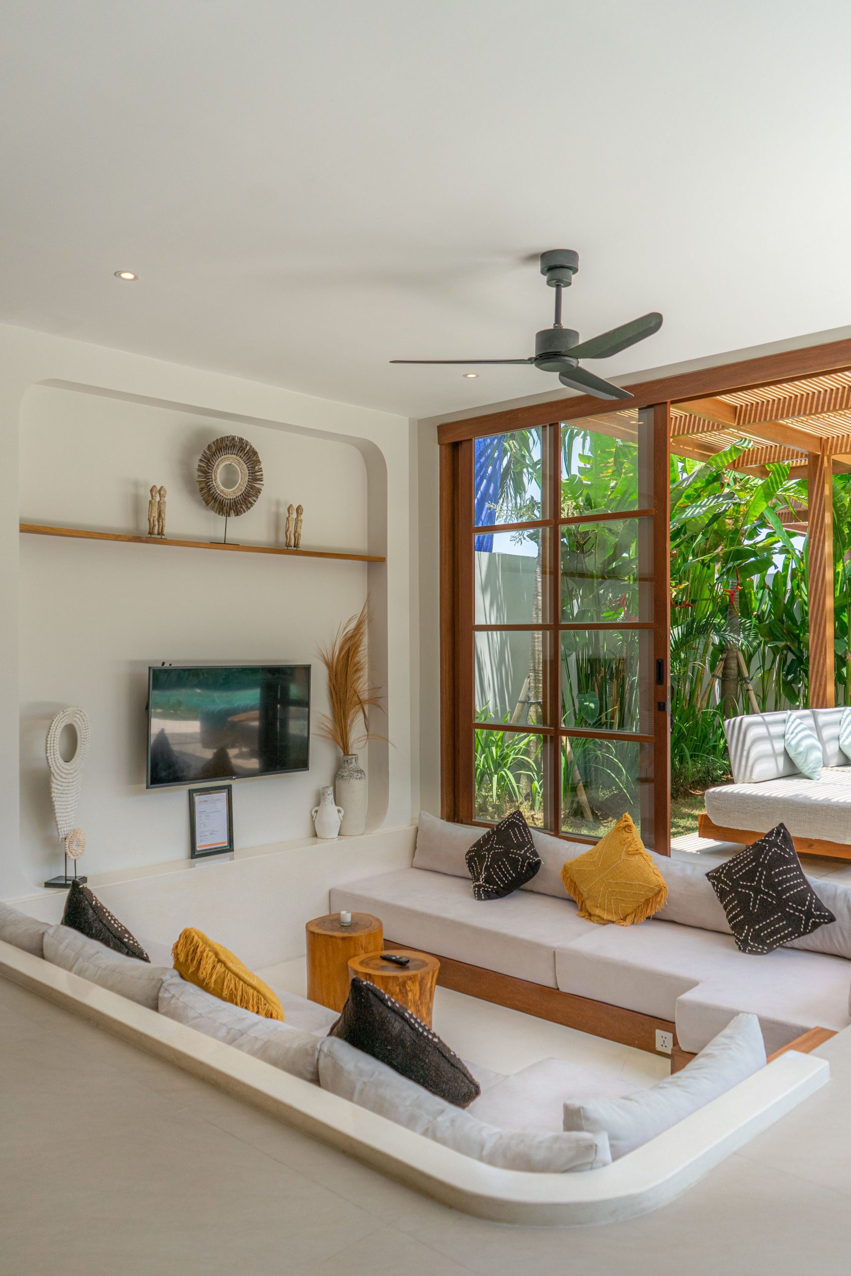 salon avec ventilateur de plafond
