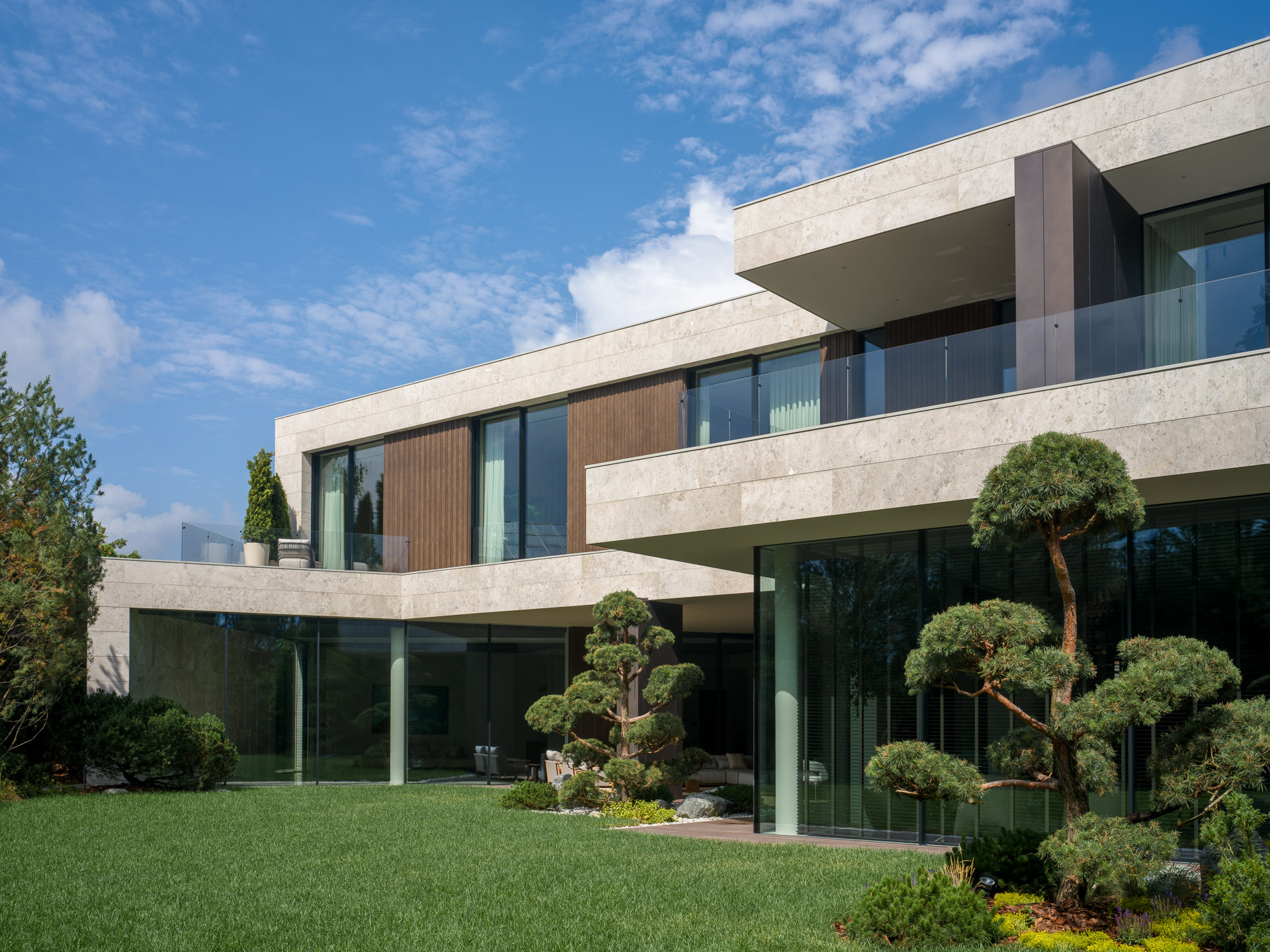 vaste maison contemporaine en béton inspirée des cinq éléments vaste maison contemporaine en béton inspirée des cinq éléments