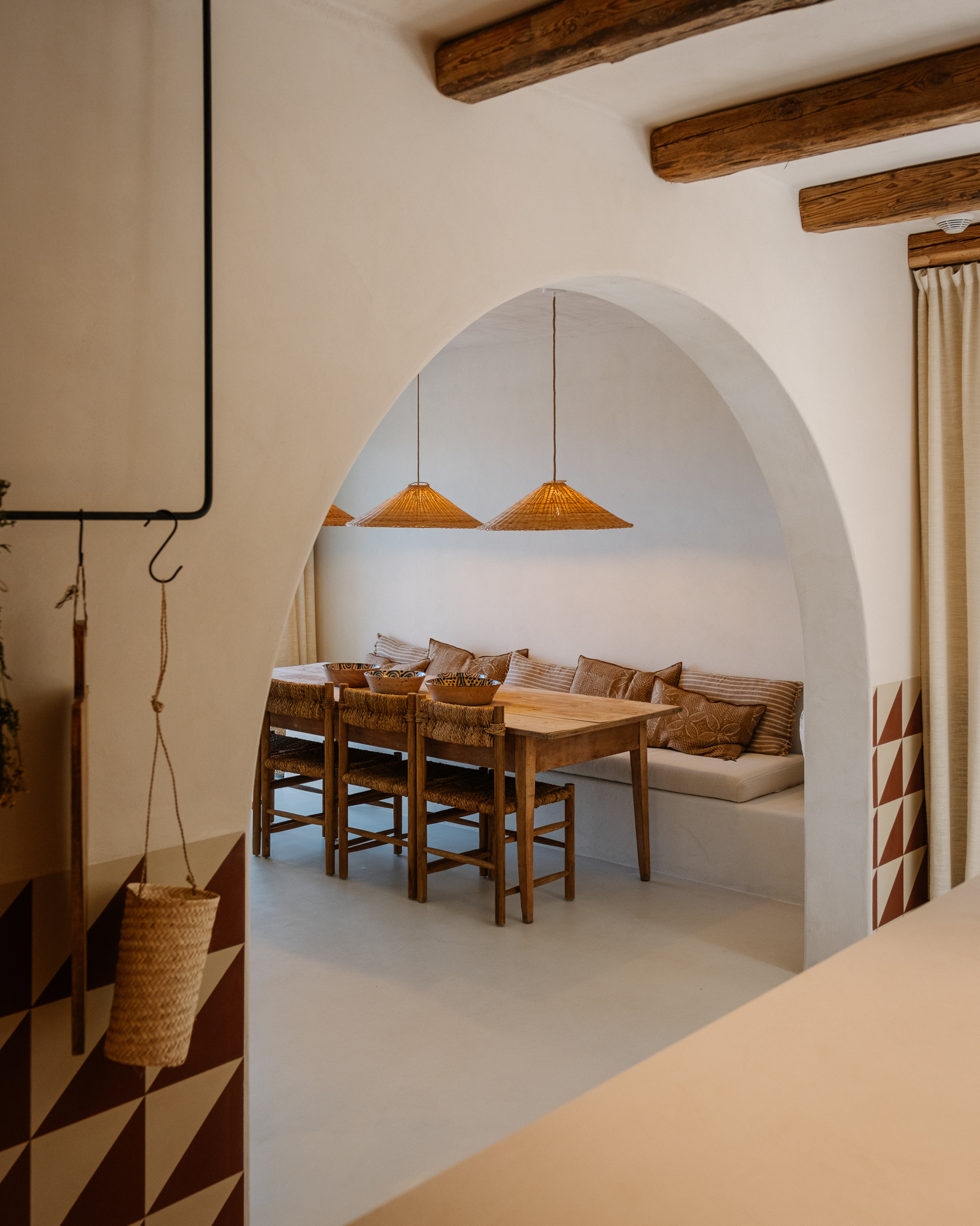 salle à manger avec arche et poutres