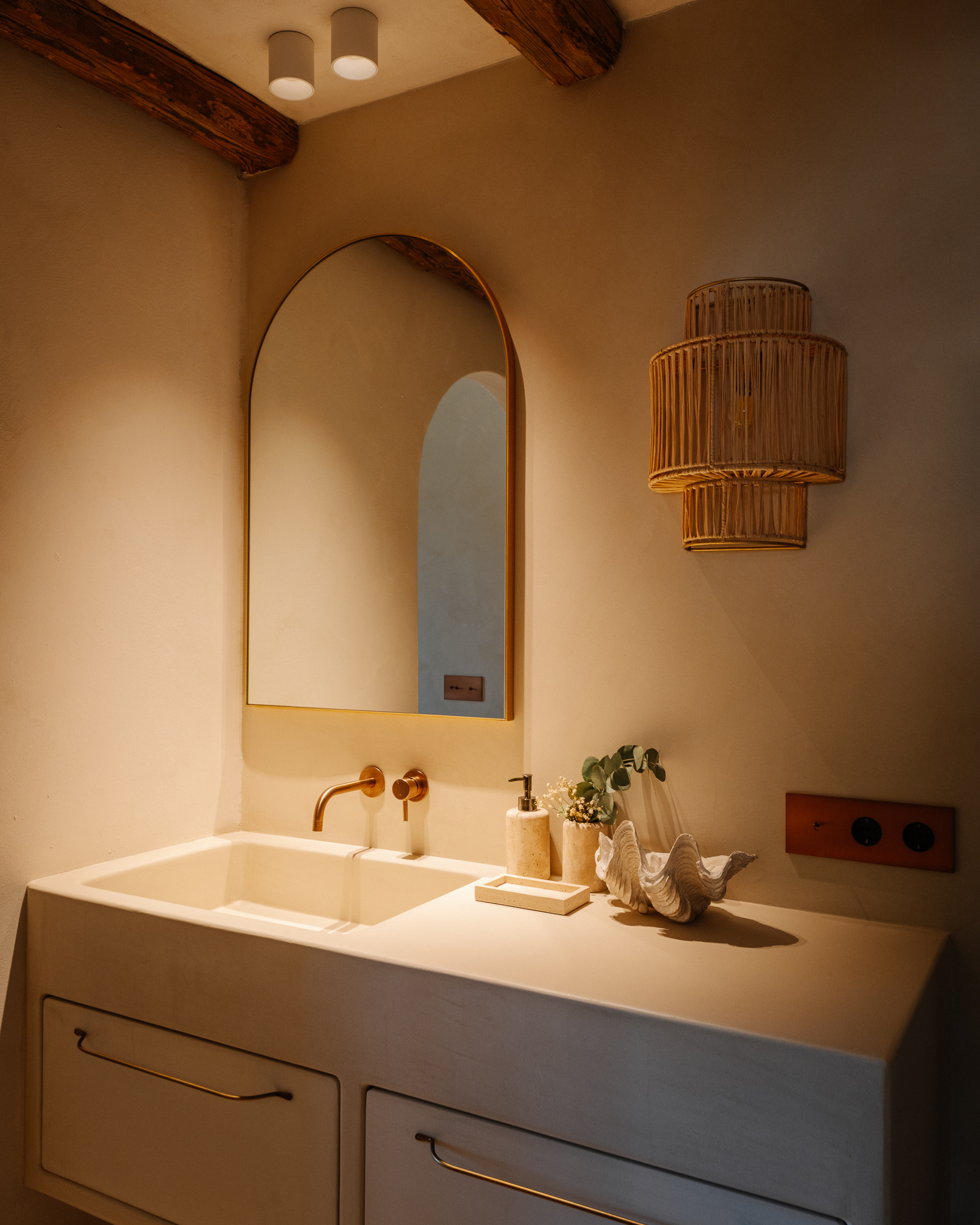 salle de bain décoration naturelle villa méditerranéenne contemporaine et passive avec piscine 