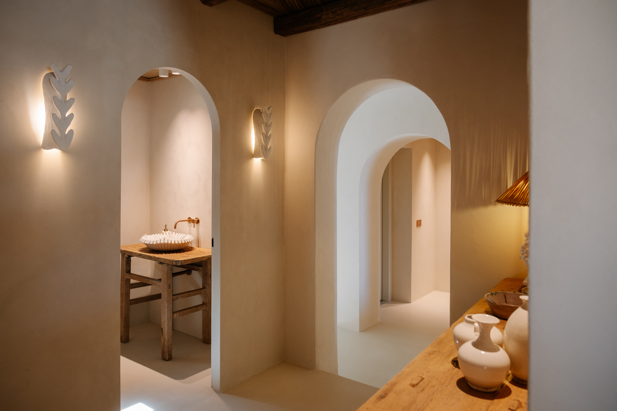 salle de bain décoration naturelle villa méditerranéenne contemporaine et passive avec piscine 