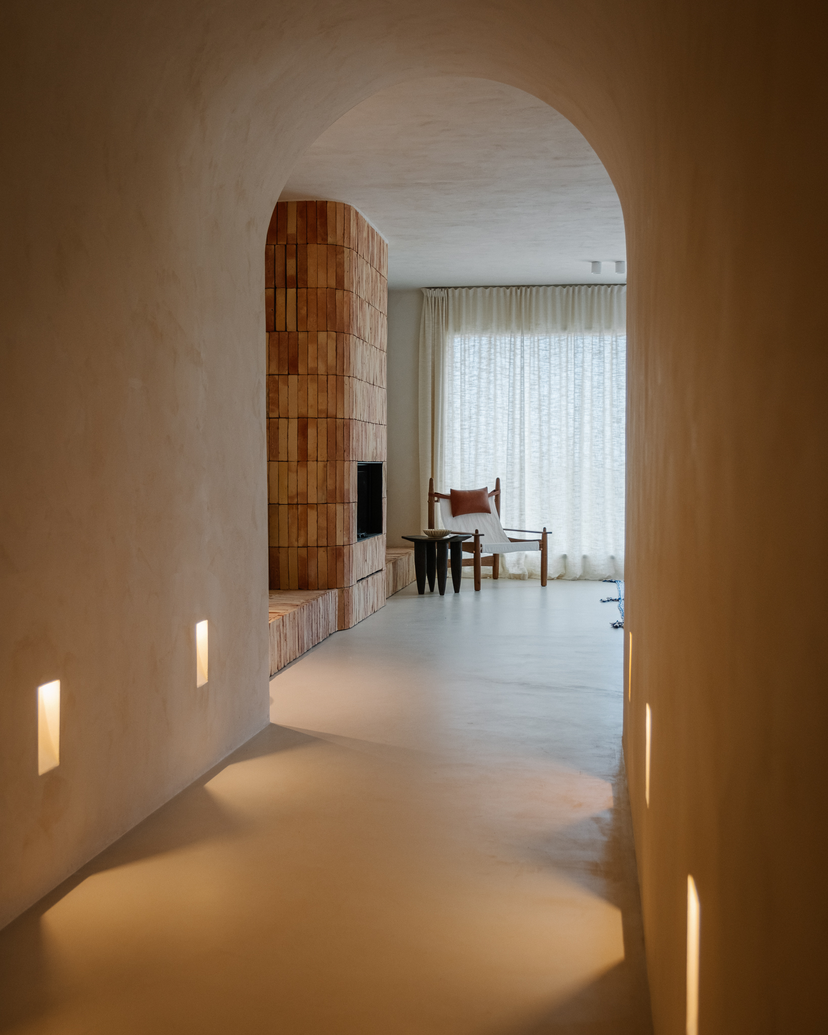 entrée et salon avec cheminée