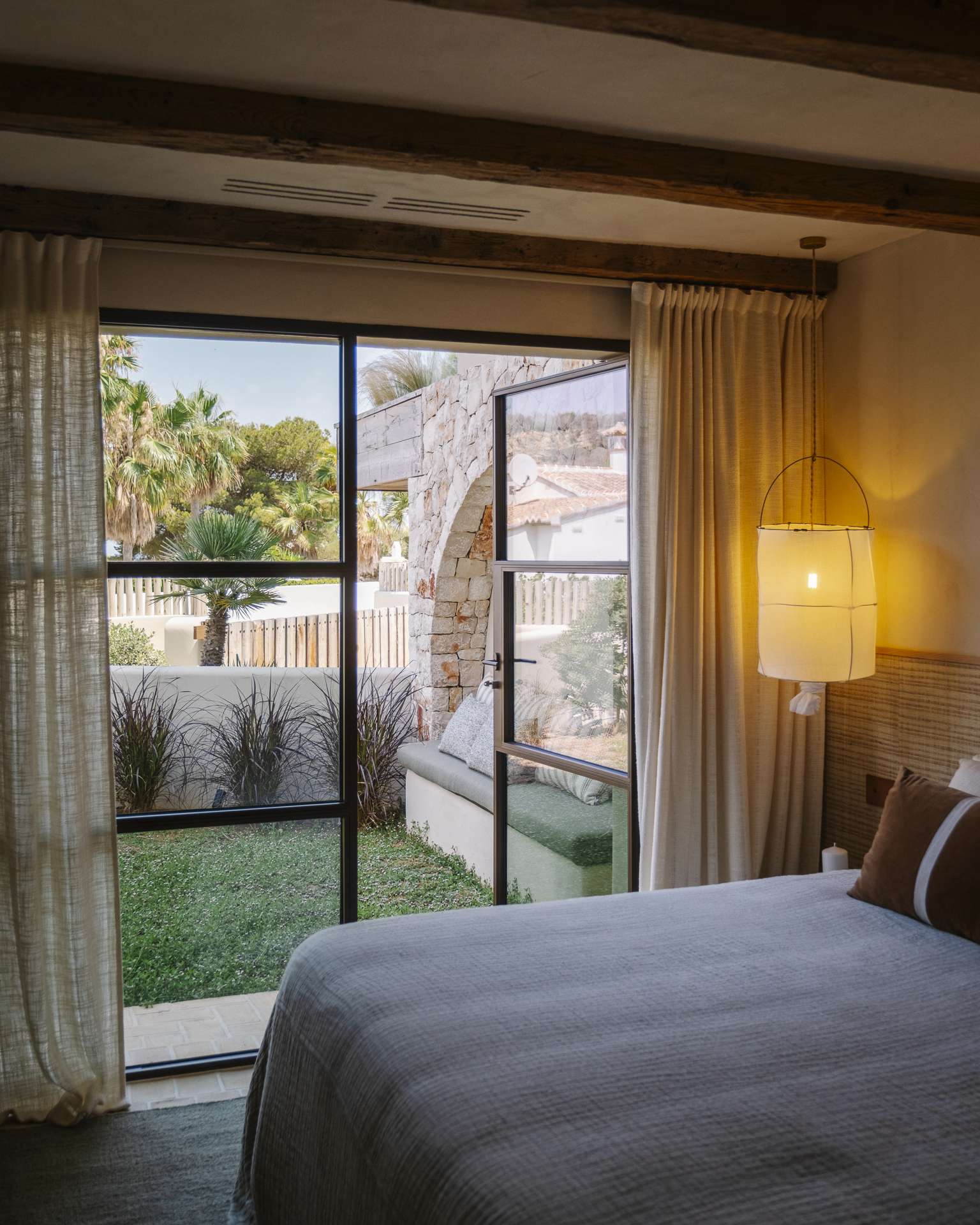 chambre décoration naturelle villa méditerranéenne contemporaine et passive avec piscine 