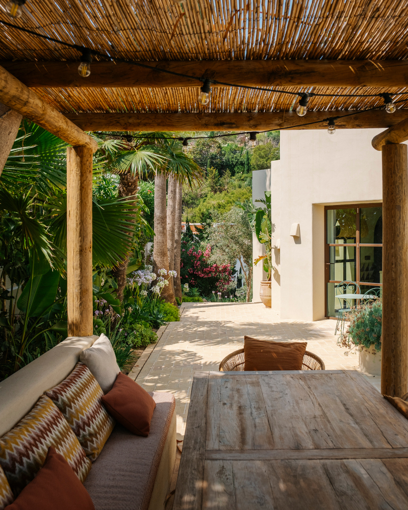 terrasse avec pergola villa méditerranéenne contemporaine et passive avec piscine 