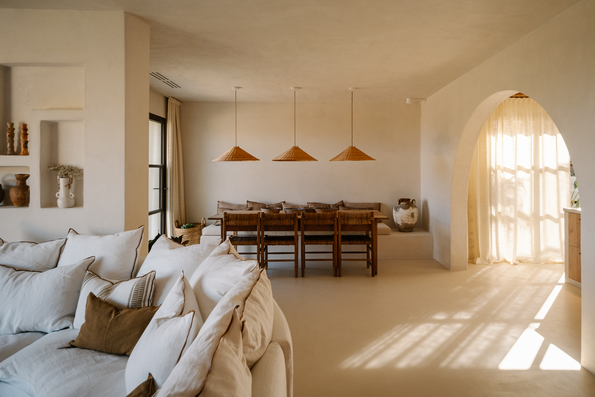 salon et salle à manger décoration naturelle villa méditerranéenne contemporaine et passive avec piscine 