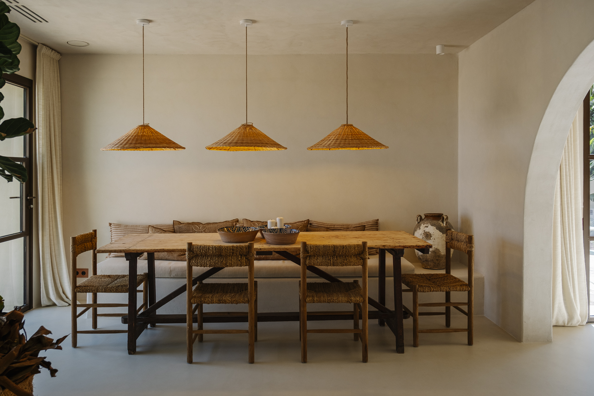salle à manger décoration naturelle villa méditerranéenne contemporaine et passive avec piscine 